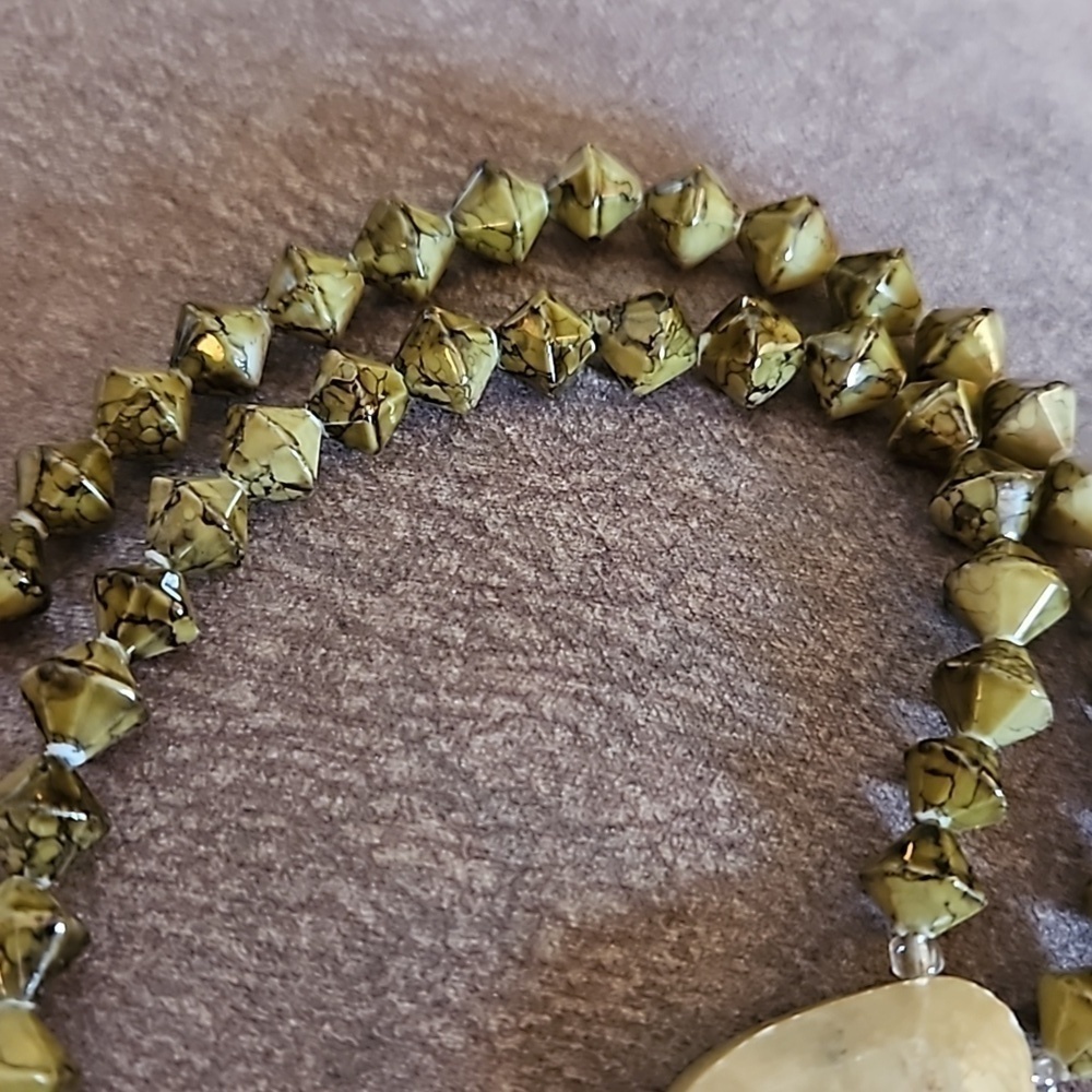 Vintage Moss Gemstone Teardrop Pendant Glass Beaded Necklace - Picture 5 of 6